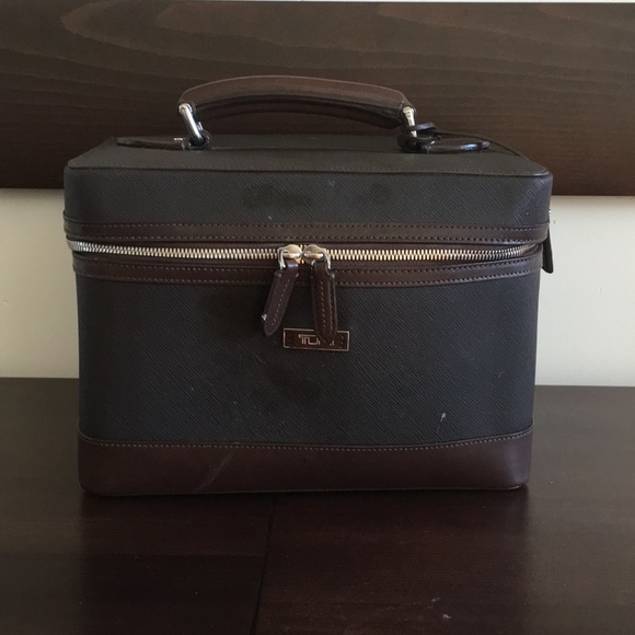 tumi makeup case